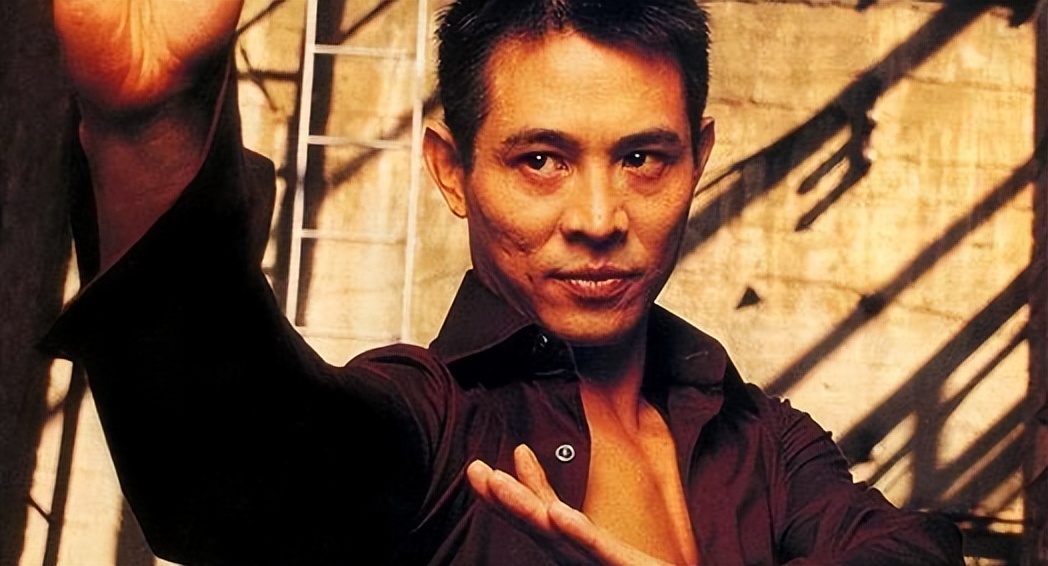 李连杰得甲亢后的照片,李连杰得甲亢前后照片对比