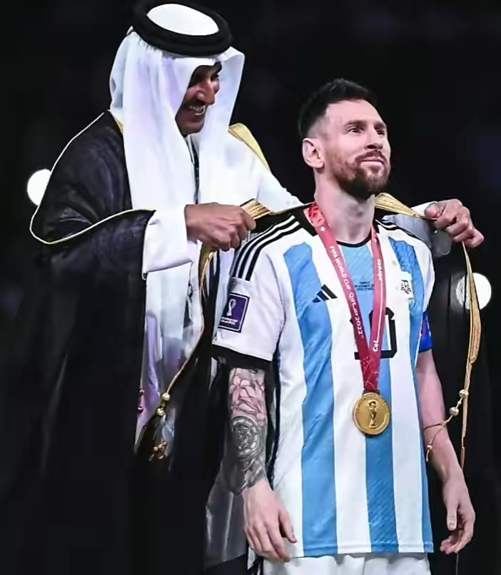 梅西捧杯黑袍去哪了,梅西为什么穿黑纱举起大力神杯