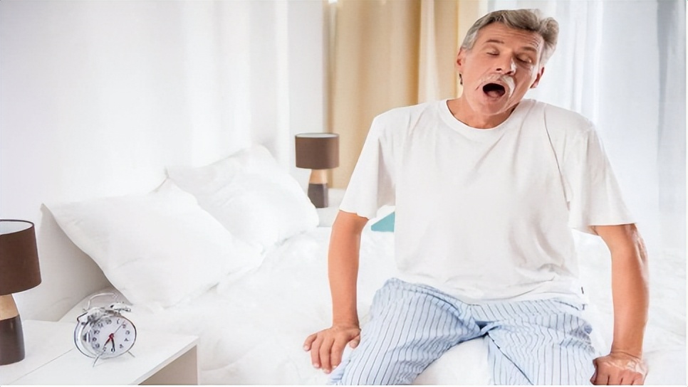 突然蹲下站起来头晕眼前一黑,蹲下突然起身头晕眼黑正常吗