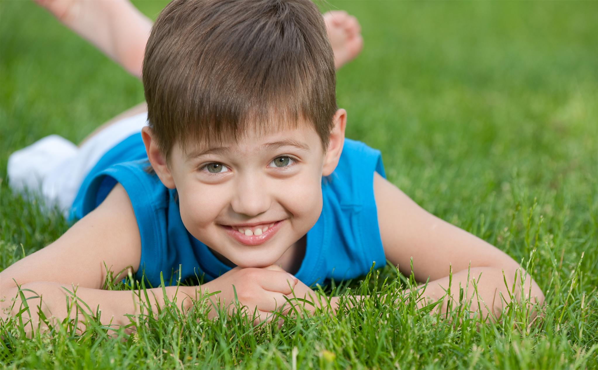 我在门缝撞见了丈母娘的秘密，以为妻子会生气，她却说我做得对