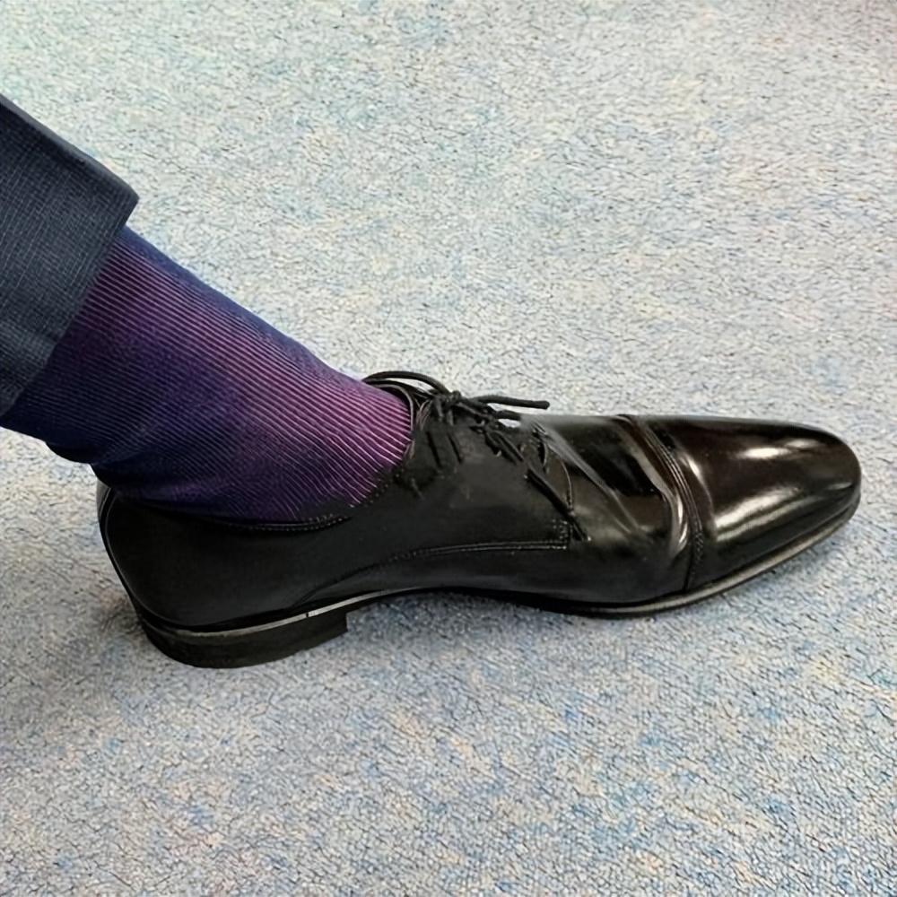 为何现在很多都不穿皮鞋了,为什么穿皮鞋的人越来越少