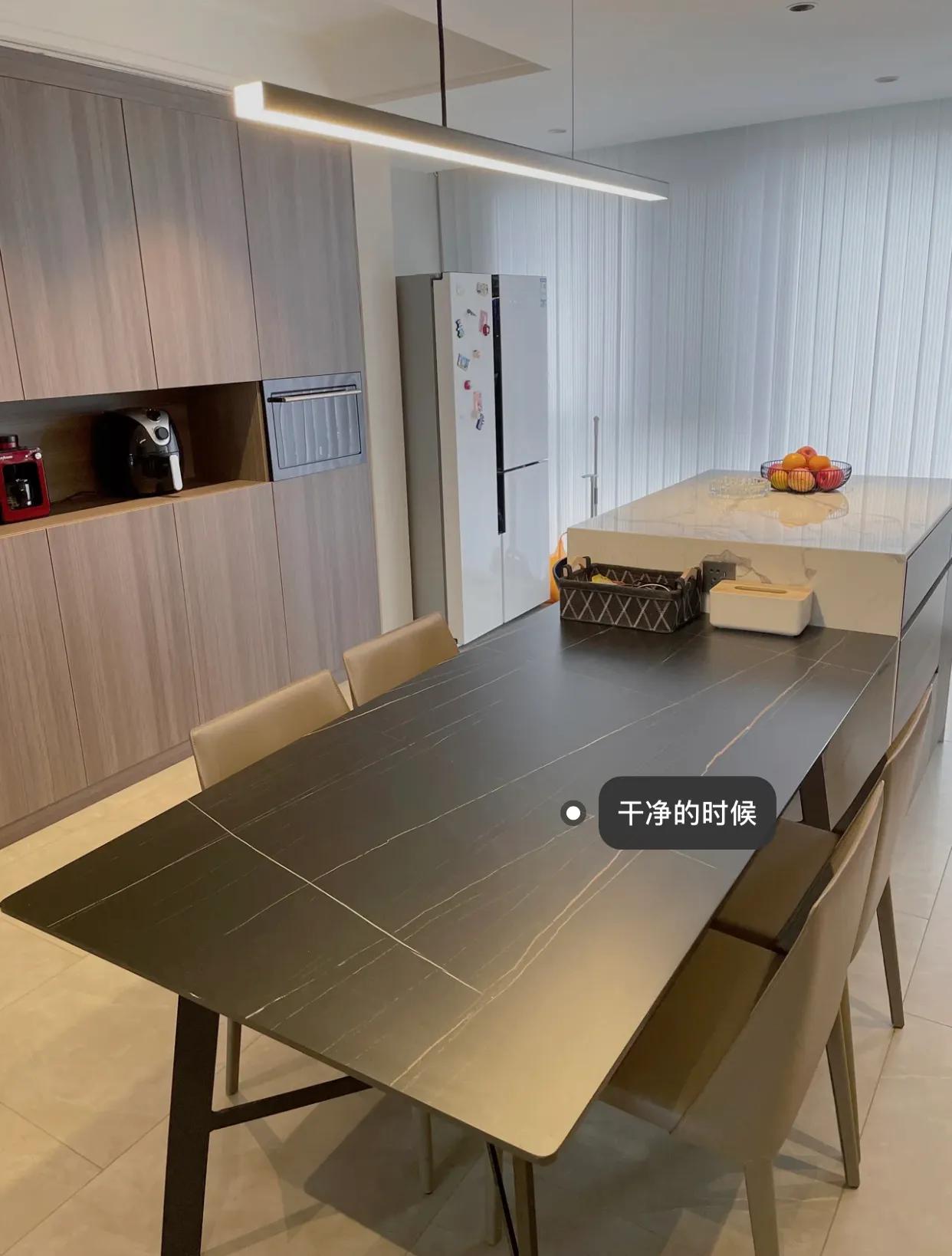 岩板餐桌跟天然石餐桌哪个好,七星石餐桌和岩板餐桌区别