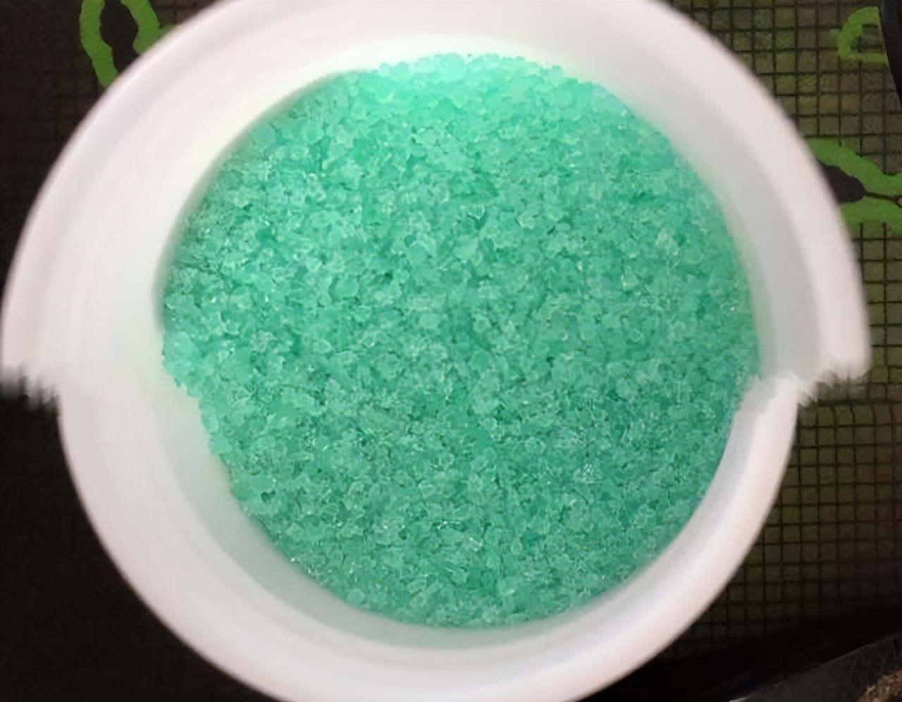 给绿萝、文竹、吊兰倒下3种“酸水”，叶片绿油油，养多少都爆