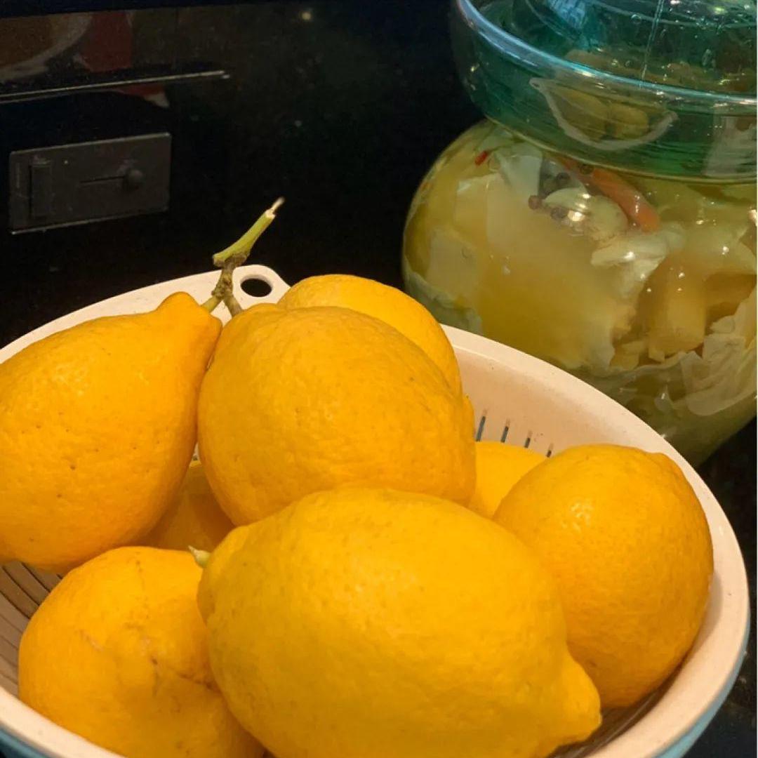 吃水果把核吞进去了,吃完芒果把核扔花盆里