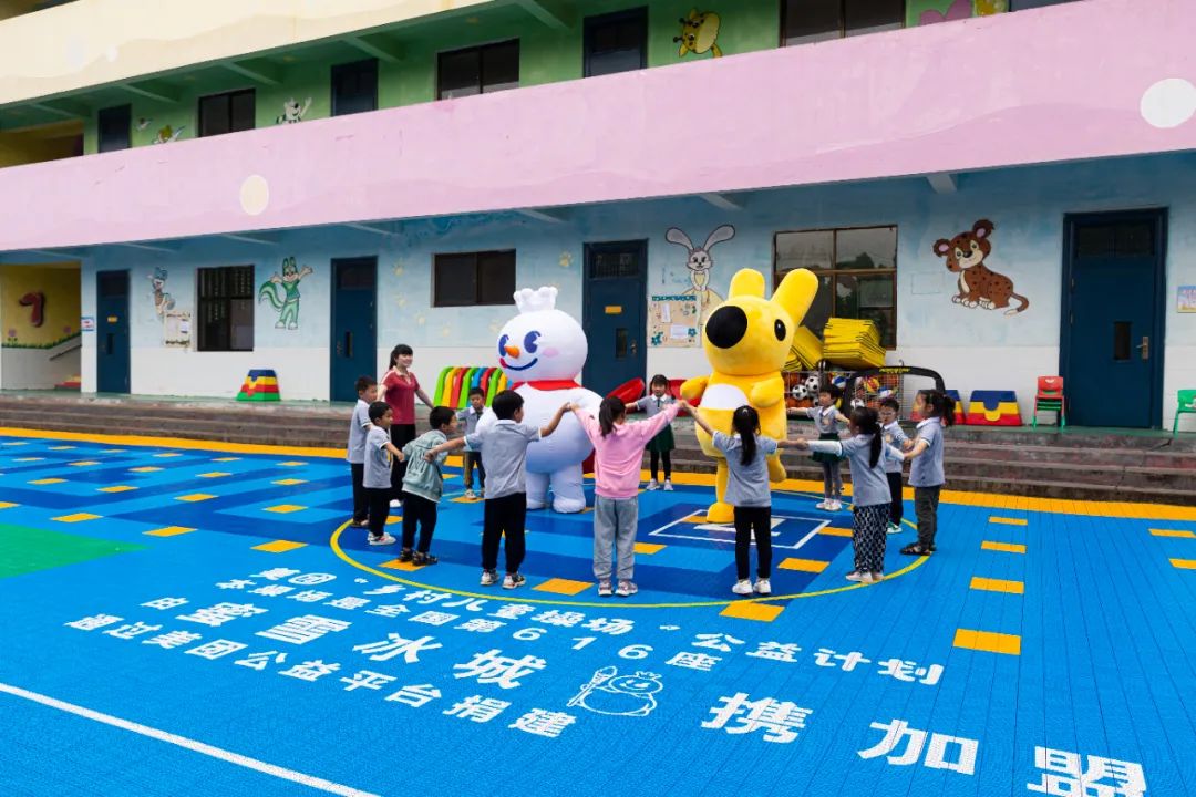 666座乡村儿童操场上的10万份快乐