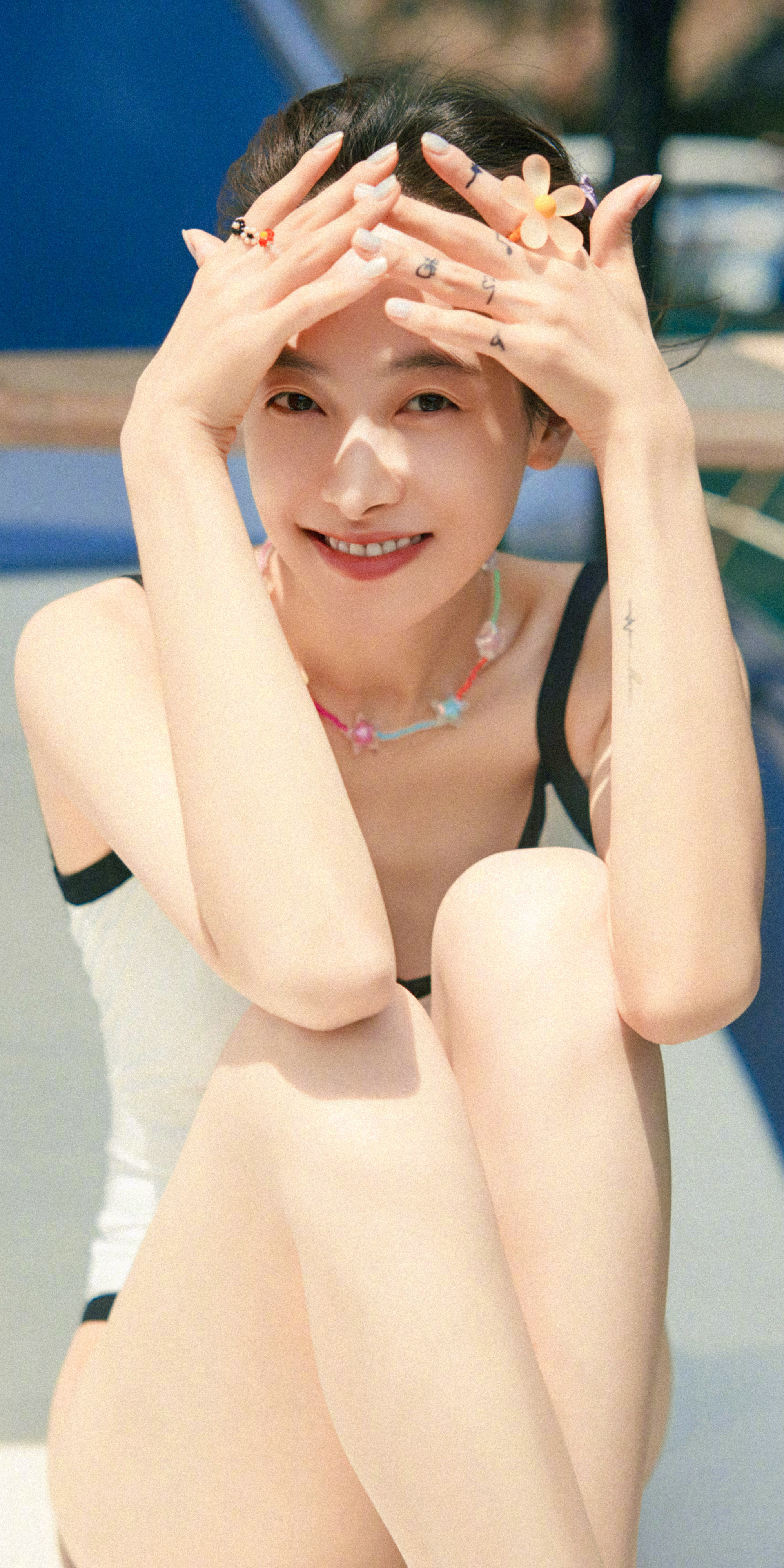 宋茜泰国假期写真壁纸，海风阳光泳衣配裤衩，短发浪漫纯欲风满满