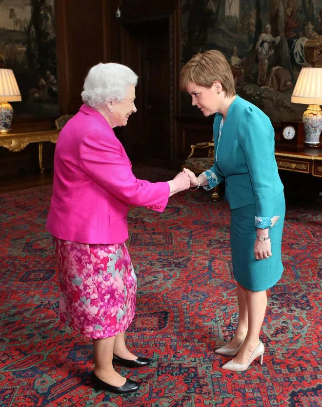 英女王百年的酒窖,英国女王文物