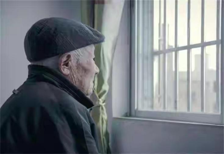 23年，73岁老兵被养老院护工打爆眼球，院方：我们是日本管理理念