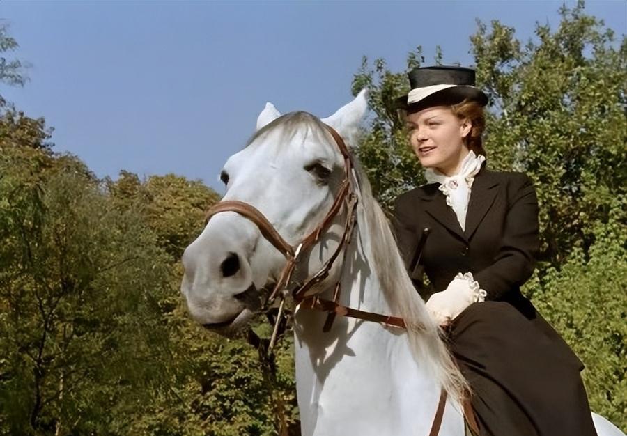 茜茜公主的美容秘诀曝光:血牛肉面膜+45公分腰围减肥法