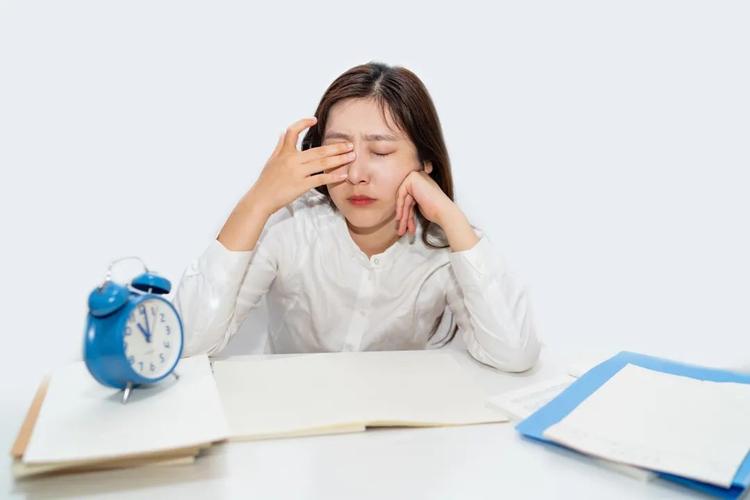 为什么耳朵会有异样的感觉,为什么你的耳朵有好多小疙瘩