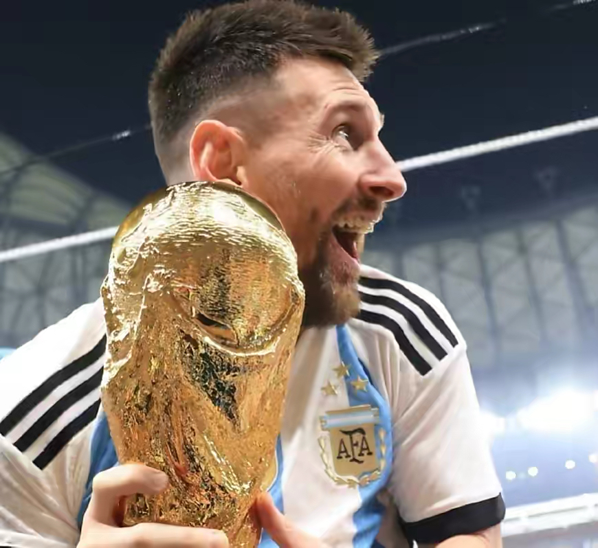 梅西捧杯穿黑袍寓意,梅西世界杯夺冠后穿的黑纱衣服