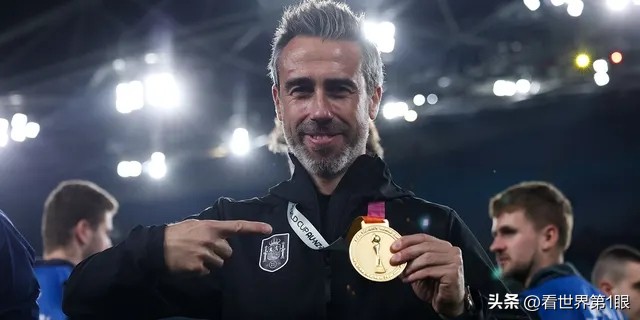 在摄像机上发现：西班牙主教练维尔达触摸球员胸部受到密切关注