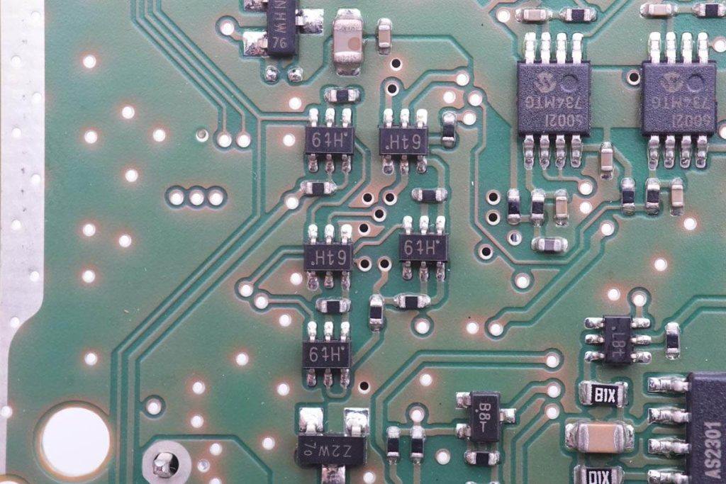 宝马5系无线充电拆解,宝马5系充电器怎么拆