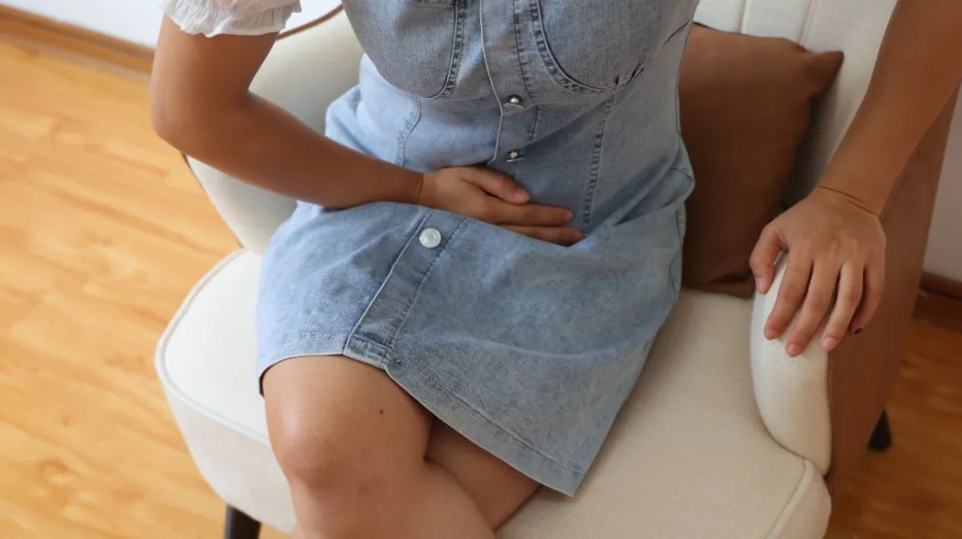 女性支原体感染白带血丝,女性排卵期白带有血丝正常吗