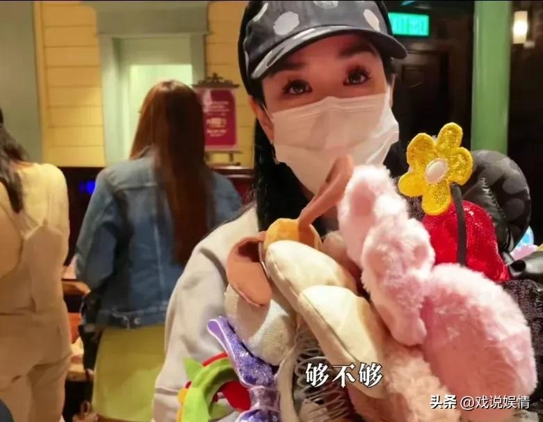 钟丽缇带女儿逛故宫,钟丽缇全家迪士尼