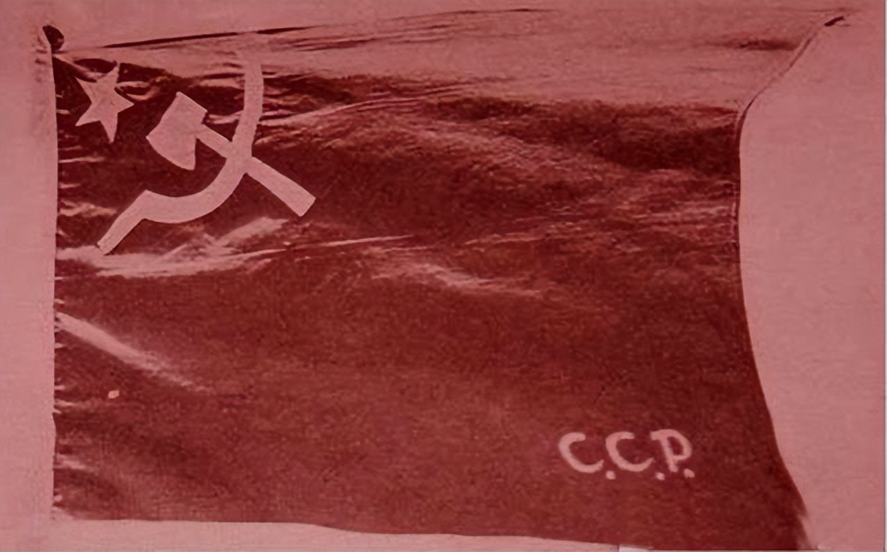 *旗国**方案备选38种，听了张治中的话，毛主席改选“黑马”五星红旗