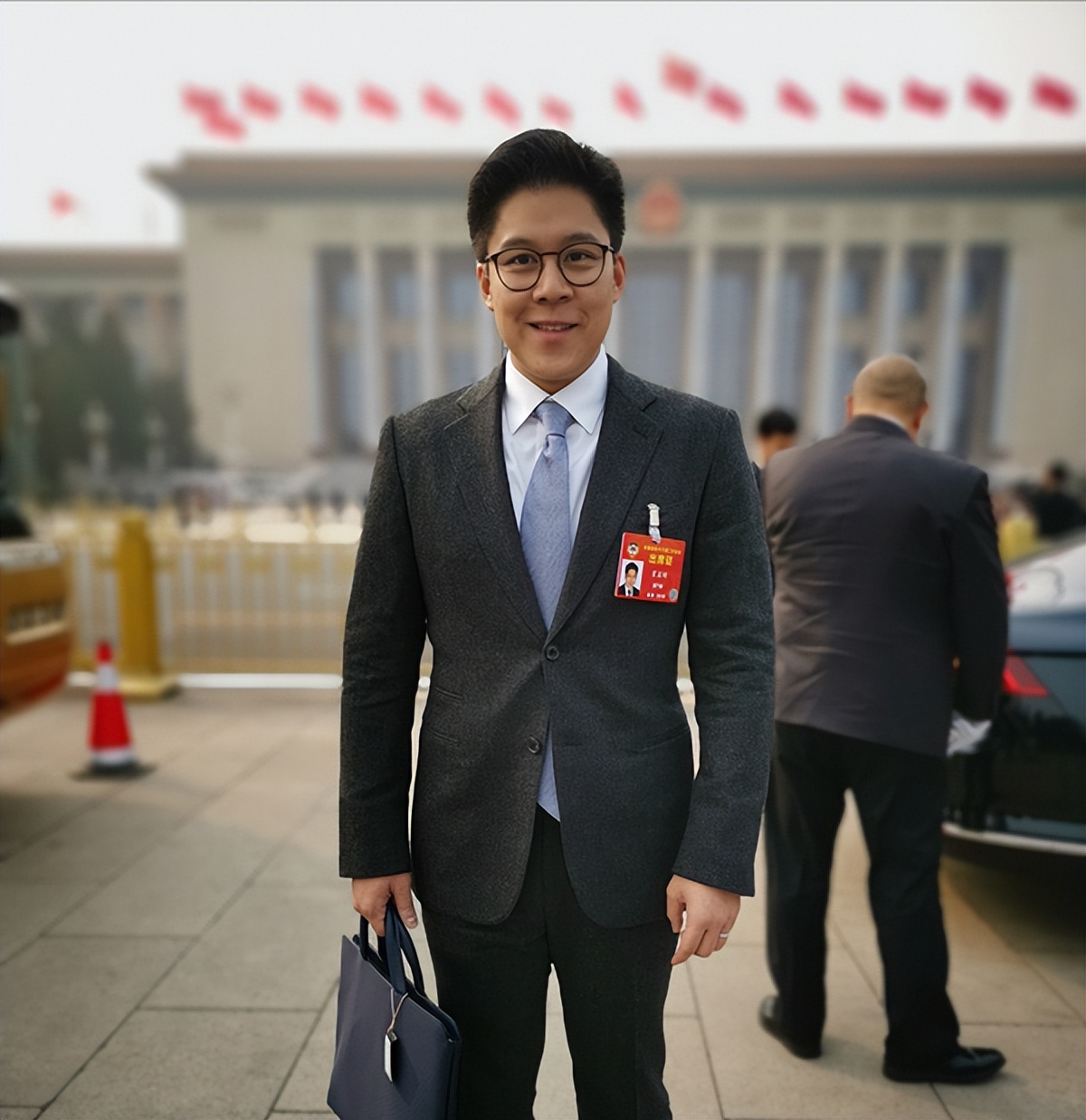 郭晶晶霍启刚穿上名牌衣服,霍启刚穿羽绒服