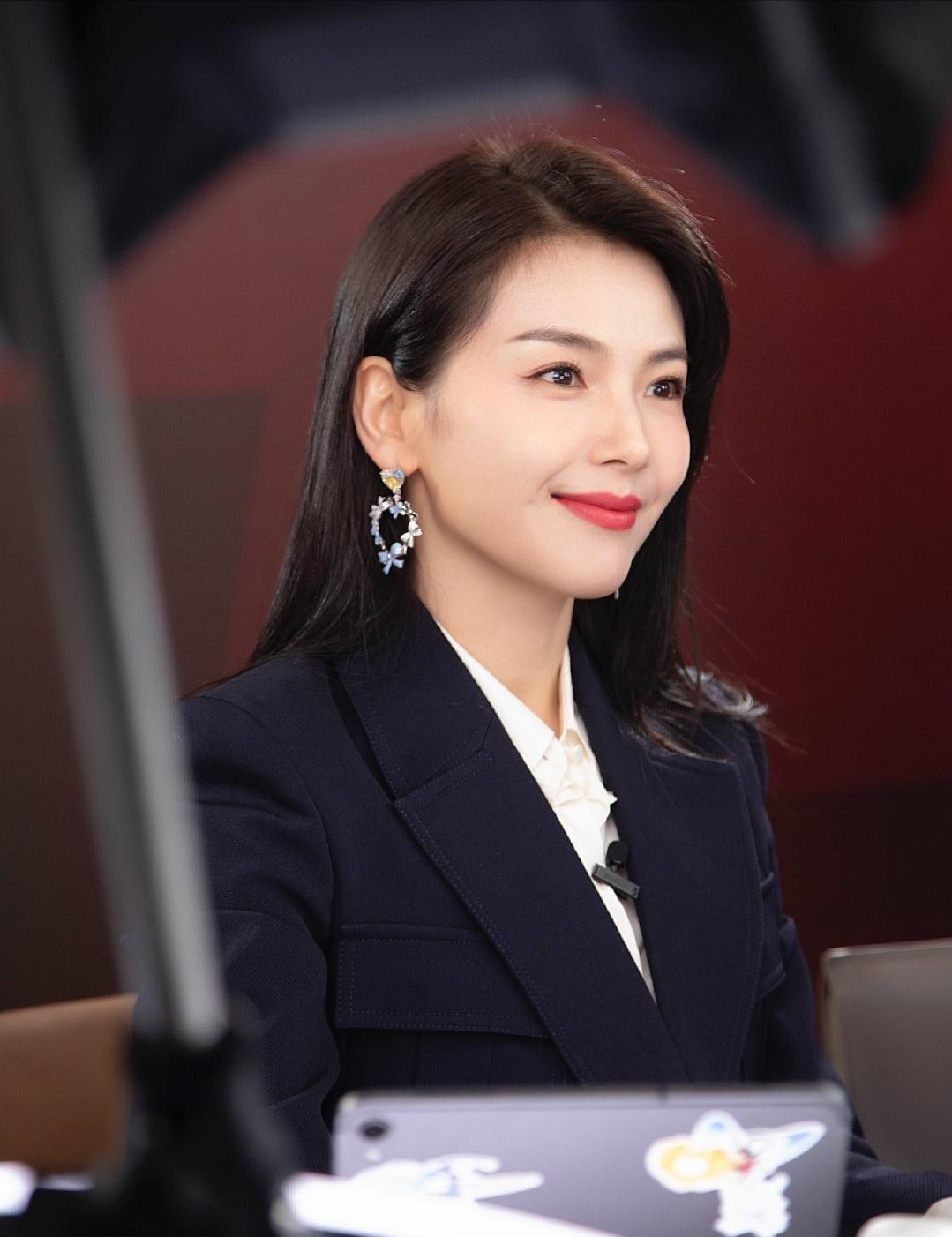 助理伺候明星捏脚,助理伺候明星跪下打伞