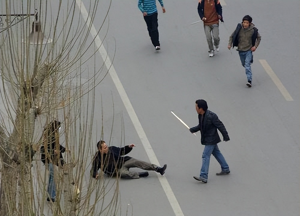 武警队长抓捕恐怖分子,暴恐分子袭击矿工