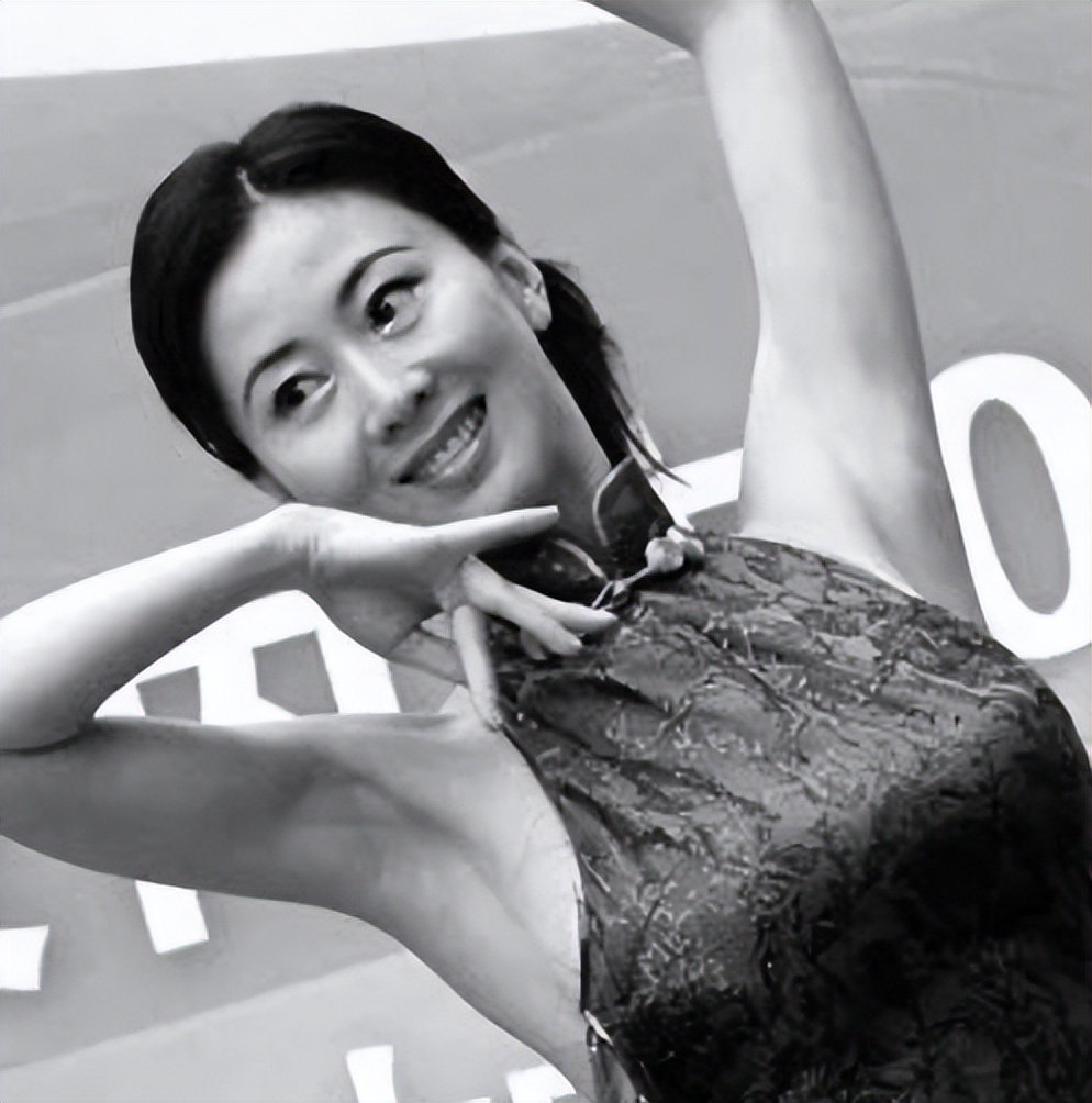 汤加丽：因当“人体模特”被丈夫抛弃，被父母嫌弃，47岁仍然单身