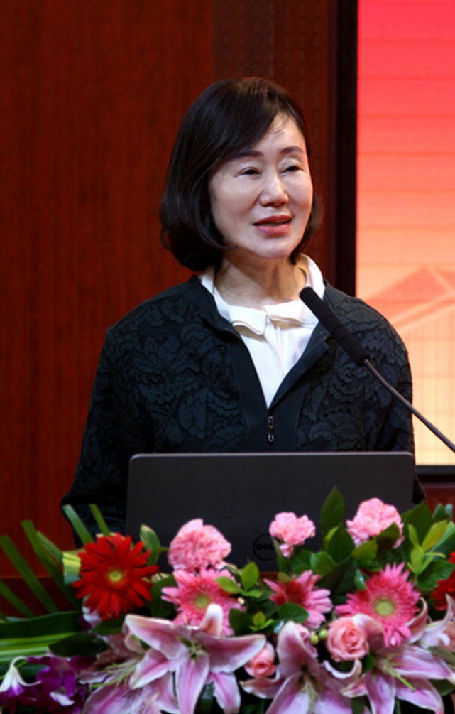 女副校长沉迷美容被开除,女校长拿公款整容