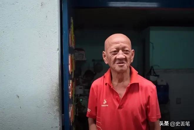 越南有位大爷从出生开始就浑身无毛，女友去世后他选择终身不娶