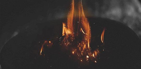 面纱掩盖着的是一个少女的贞洁，也是整个帝国的命运