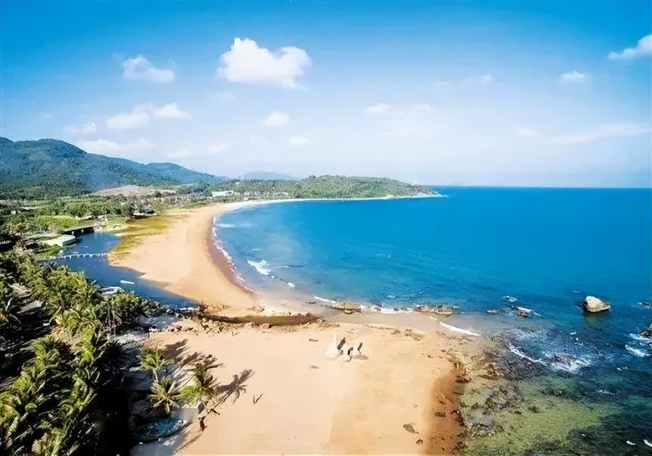 海南晴天的沙滩,海南阳光下的海