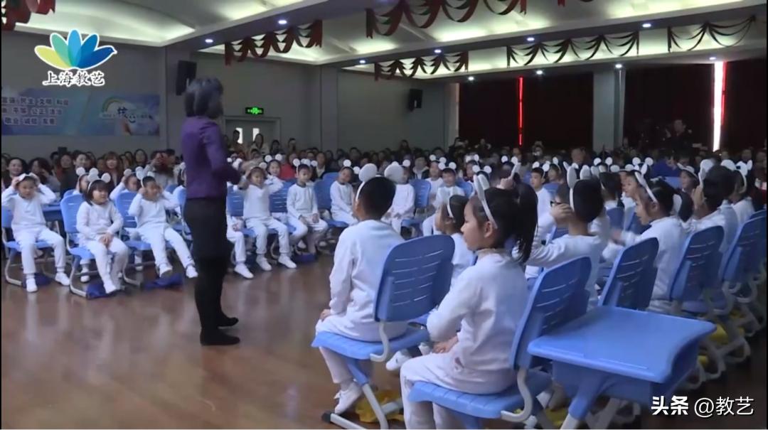 创设丰富的语境，围绕语篇主题意义设计逻辑关联的语言实践活动