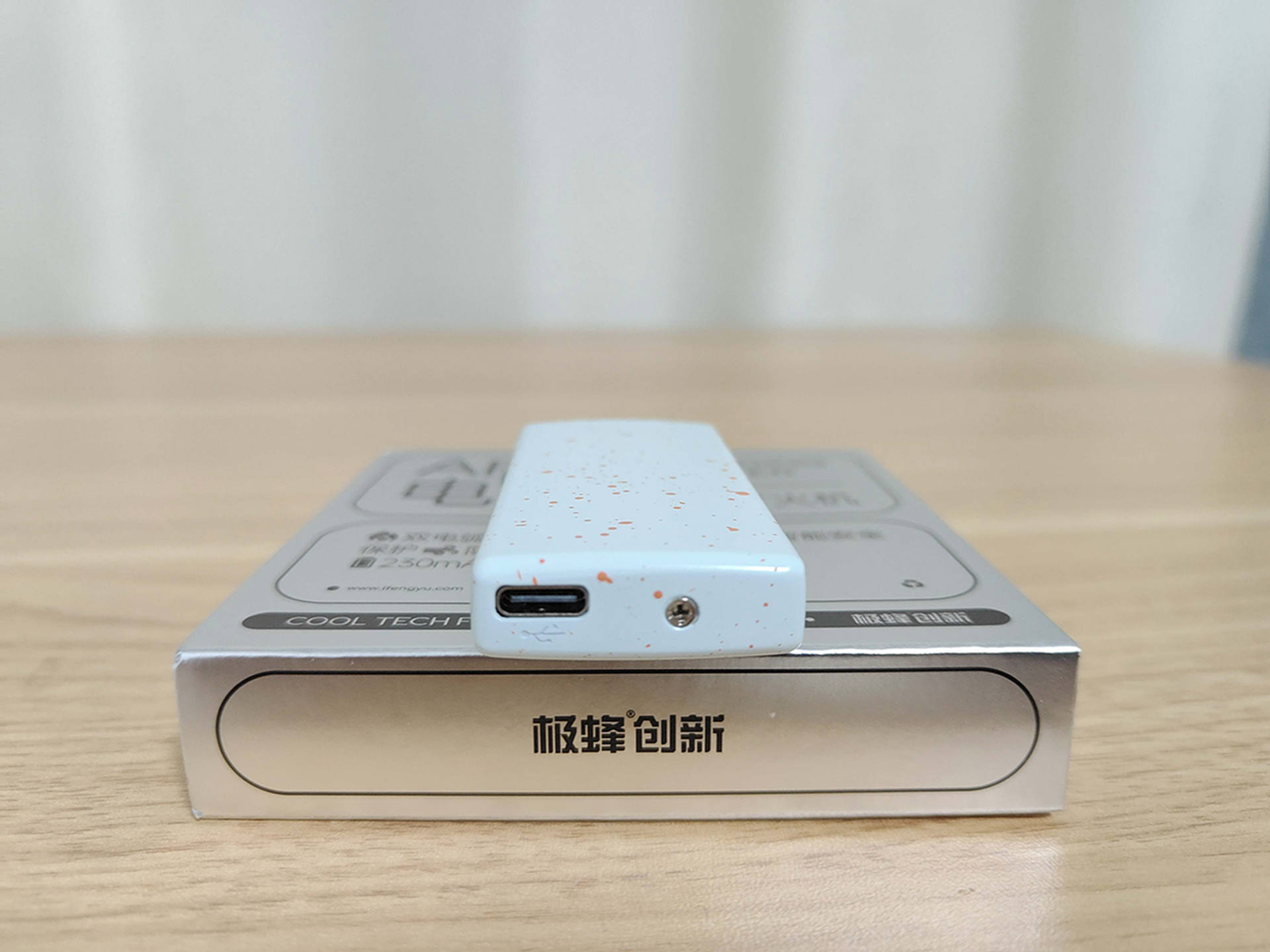 点火时尚新选择，更酷更炫，极具潮流范儿的极蜂电弧打火机体验