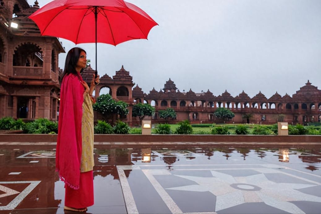 英国第一夫人在印度新照！穿粉色纱丽少女感满满，苏纳克也帅