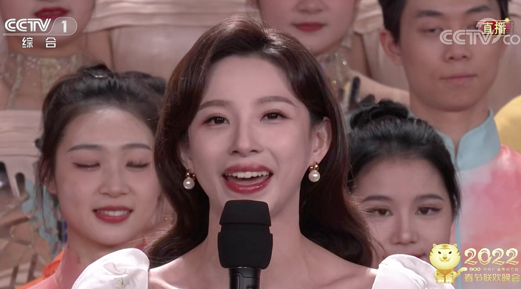 足球女主播都有哪些,足球女观众神仙颜值