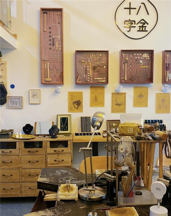 在十八字金银饰DIY（时代广场店）里，送一份自己小浪漫