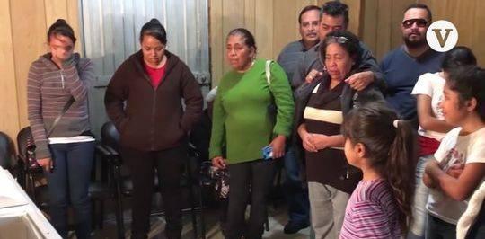 8岁男孩被父亲和继母强迫吃屎后呕吐，窒息而死。