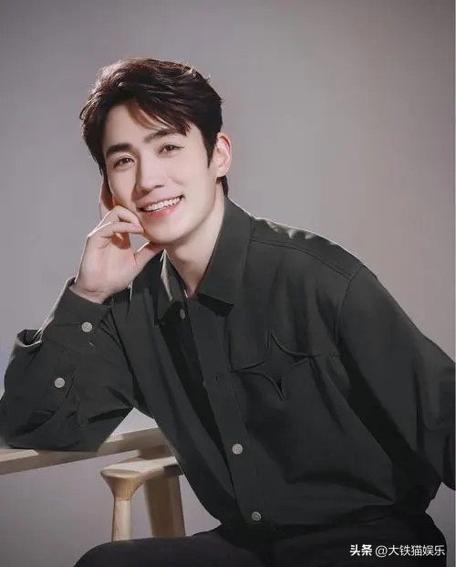 穿黑衬衫好看的人,穿黑衬衫的帅气男人