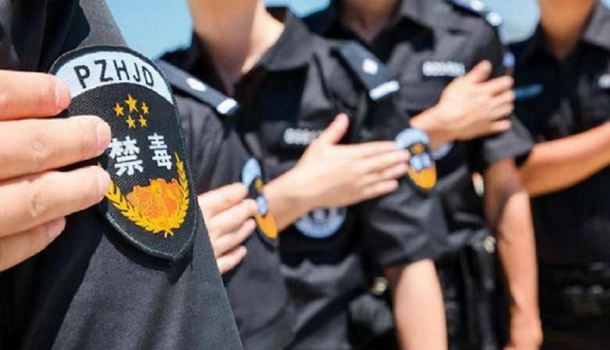 他*底卧**黑帮24年,无奈对上级说道:“再不收网,我就成老大了”