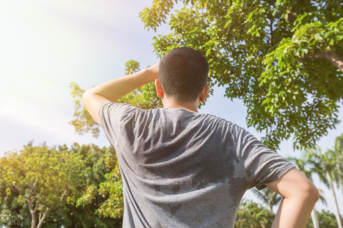 男生额头鼻头出汗,额头出汗手心脚心热怎么回事