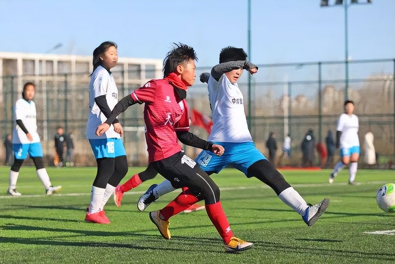 中国有几个足球青训学校,国足青训人民日报