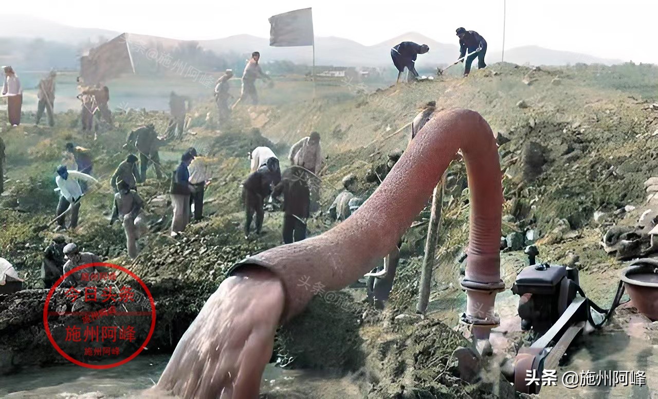 农民推独轮车买肥料,农村80年代农具照片真实照片