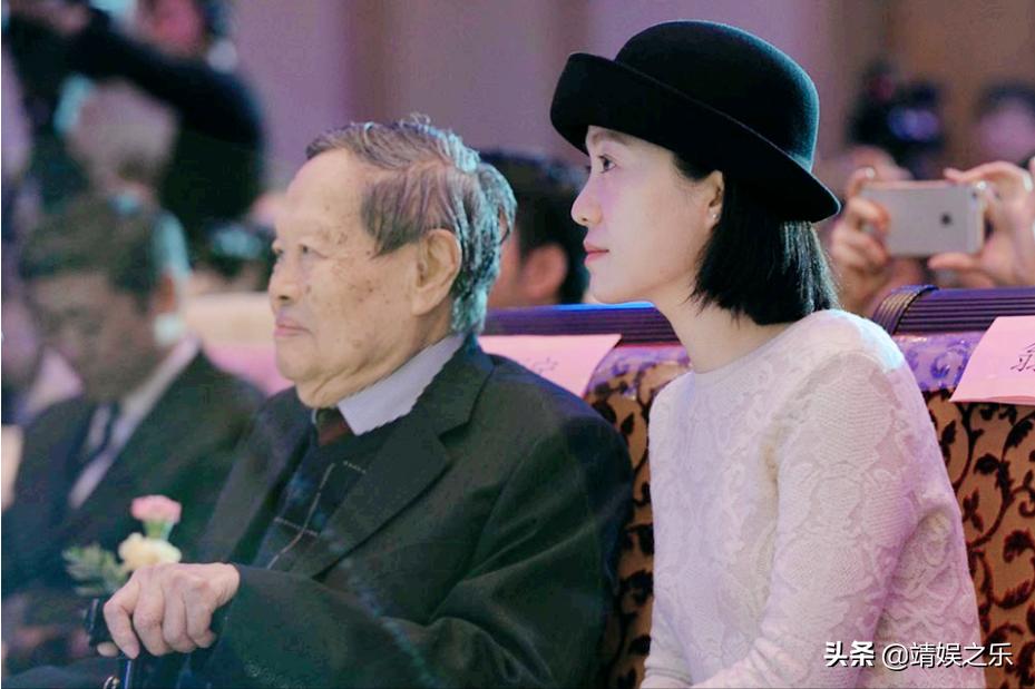 翁帆杨振宁近照曝光情侣装,翁帆和杨振宁亡妻一模一样