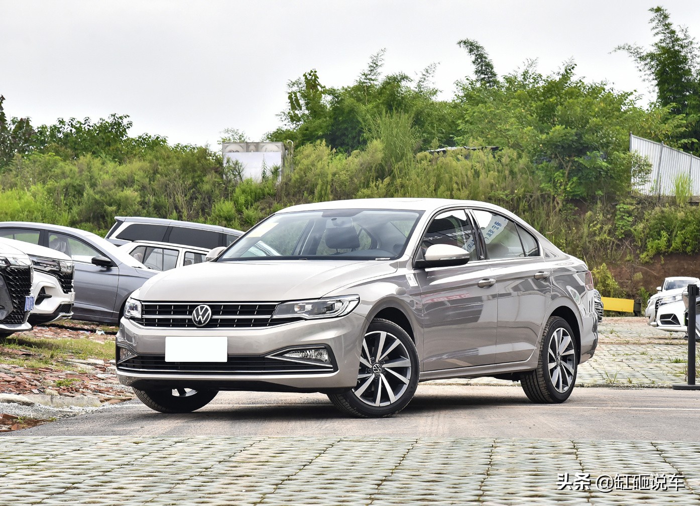 11万落地的宝来合资轿车省油,11款宝来10万左右