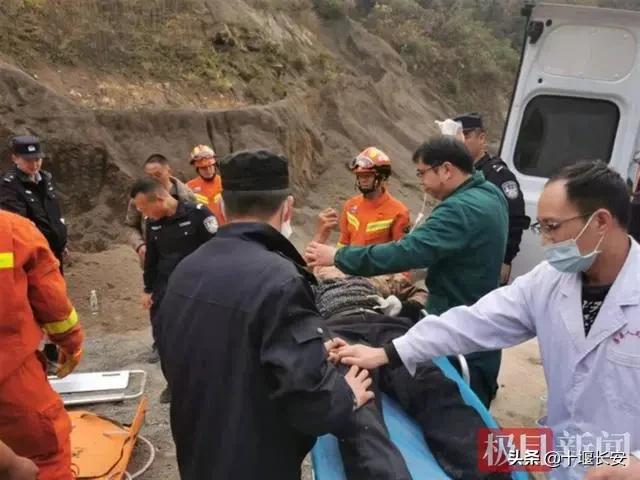 登山游客脚部受伤消防员全体出动,消防员摔倒扭伤脚忍痛爬起来出警