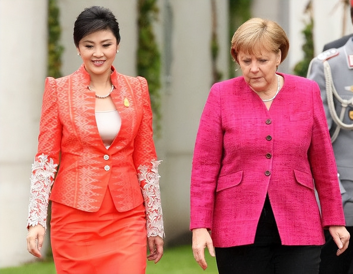 英拉穿长裤照片,54岁英拉穿粉衣扮嫩