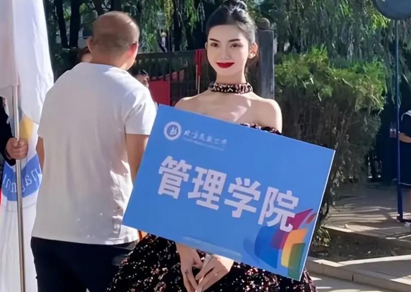 大学运动会女孩跳舞惊艳全场,大学校运会开幕式美女跳舞