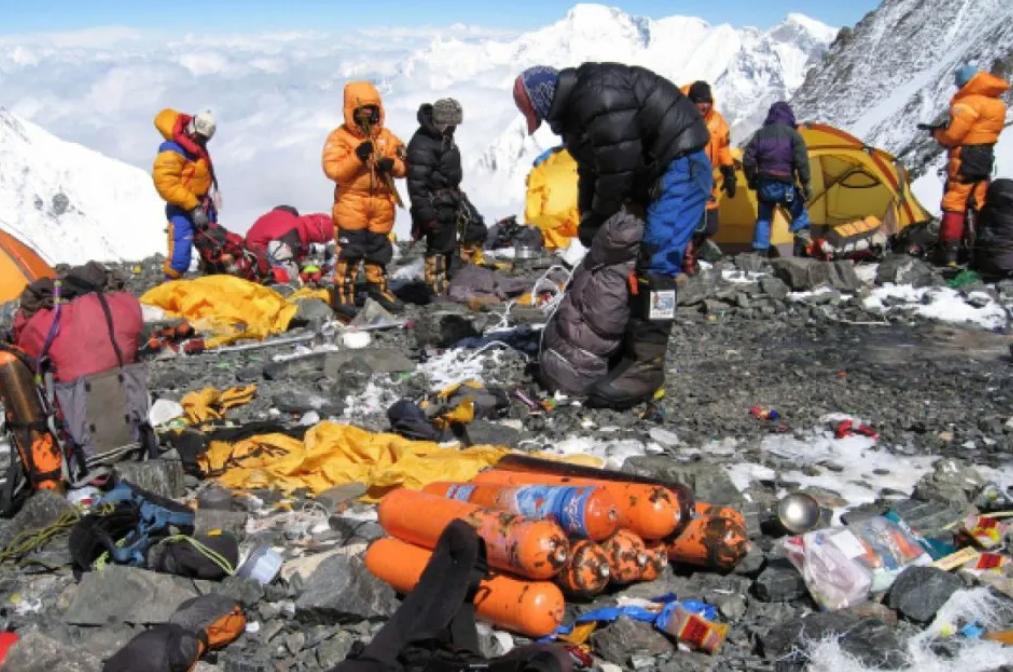 珠峰成“垃圾山”？尼泊尔*队军**上山除污，3.5万公斤垃圾引人震撼
