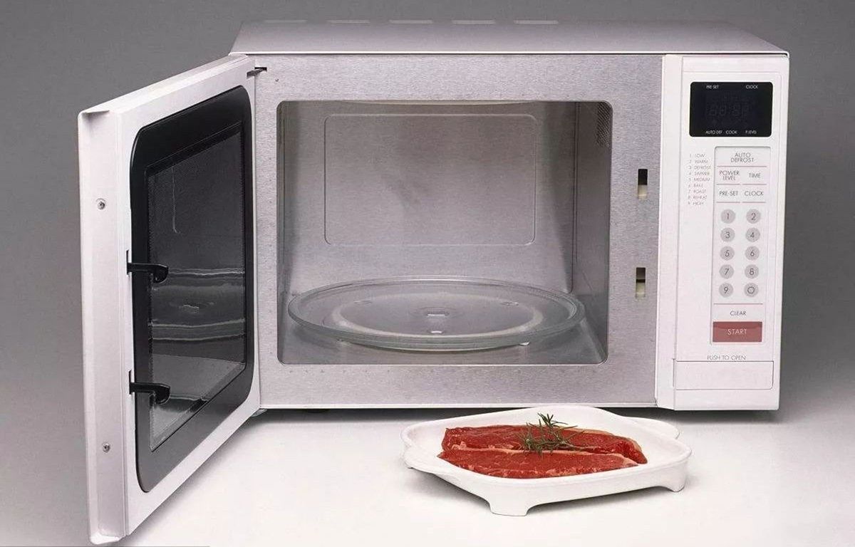 微波炉里飞进去一只苍蝇,当苍蝇飞进微波炉