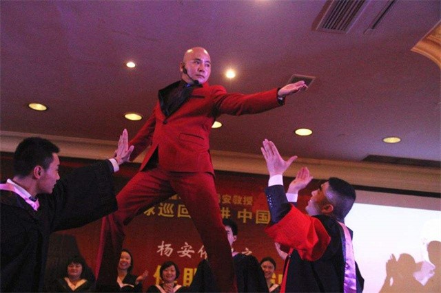 国产催眠大师1秒钟催眠主持人,国外催眠师街头3秒点穴催眠