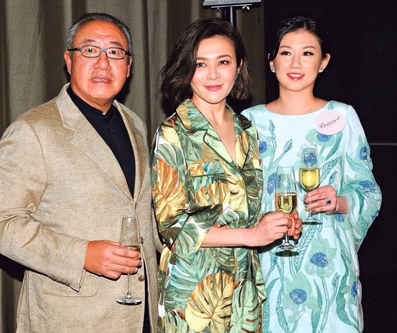 59岁知名港姐宣布离婚,27岁港姐自曝离婚