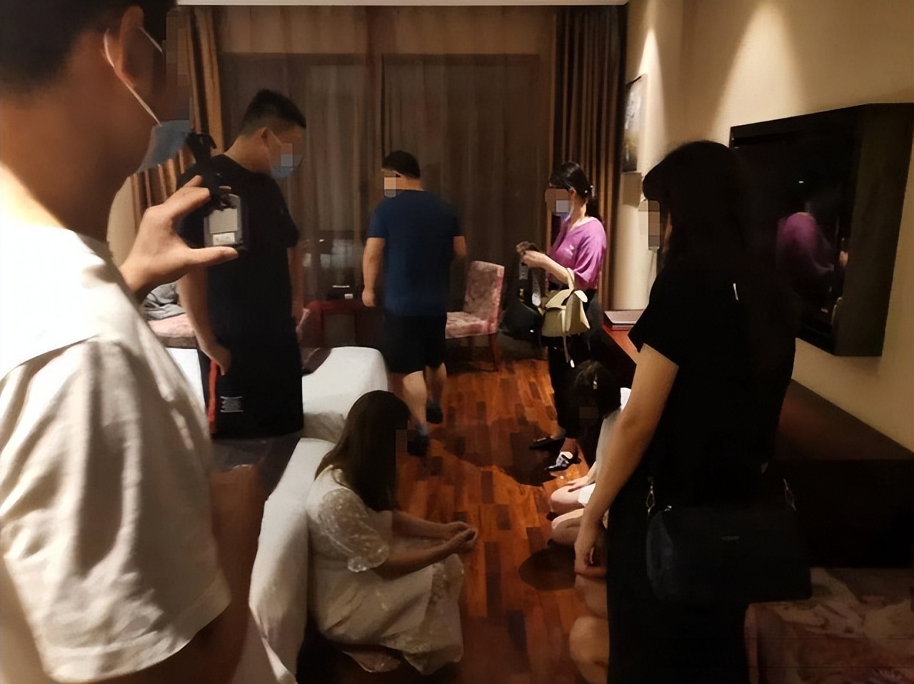 【以案释法】性自由的法律红线：夫妻建QQ群组织12次多人活动获刑