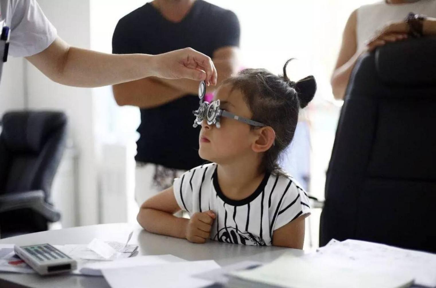 小学生家长：3000元的学习桌，1800元的台灯，拯救不了孩子近视眼